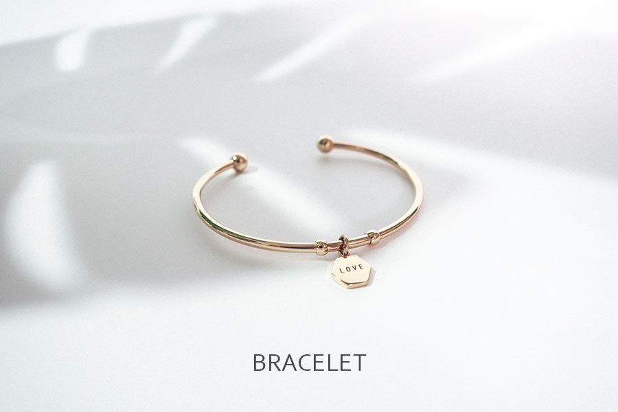Minimalist bracelet with pendants engraved with inspirational words or quotes