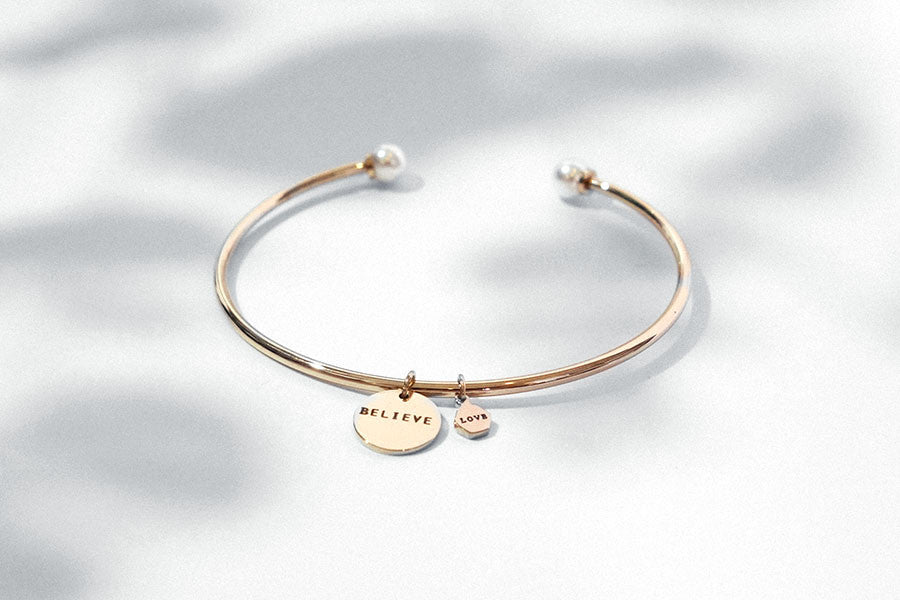 Pearl bracelet with custom engraved words on round pendant rose gold