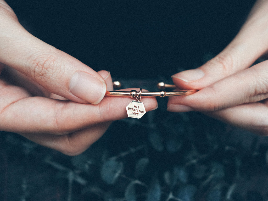 Hope in His Unfailing Love Customised Round Hexagon Bracelet in Rose Gold 
