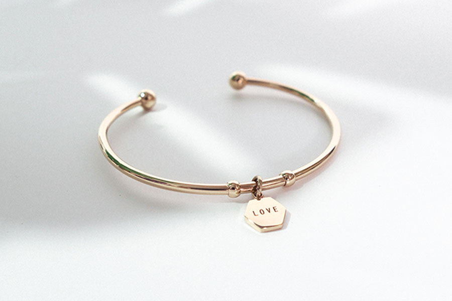 Rose gold bracelet with hexagon pendant engraved be brave